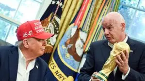 FIFA-Präsident Gianni Infantino mit dem WM-Pokal und US-Präsident Donald Trump