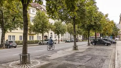 Viele Parkplätze sind entlang der Bahnhofstraße unbenutzt. Daher wird die Zahl reduziert 