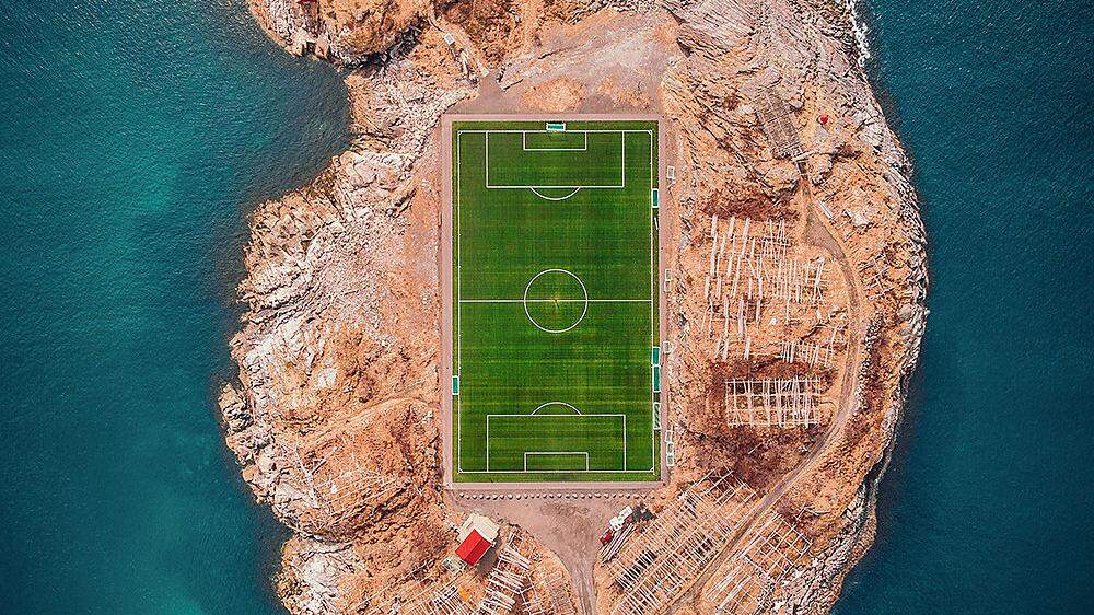 Mit Meerblick: Spektakulär Fußball spielen in Henningsvær auf den Lofoten 