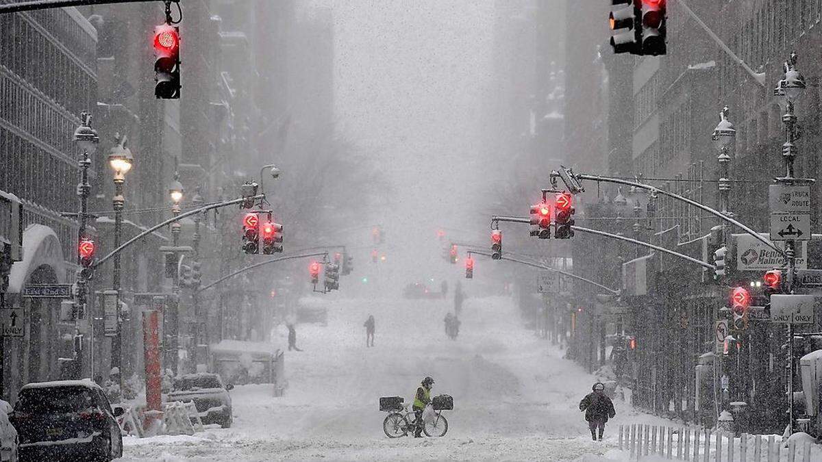 New York stehe damit einer der heftigsten Schneefälle aller Zeiten bevor.