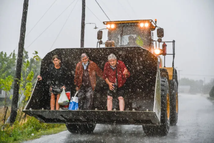 Diese älteren Herrschaften finden in Mittelgriechenland eine zuverlässige aber nicht gerade komfortable Mitfahrgelegenheit durch den Regen