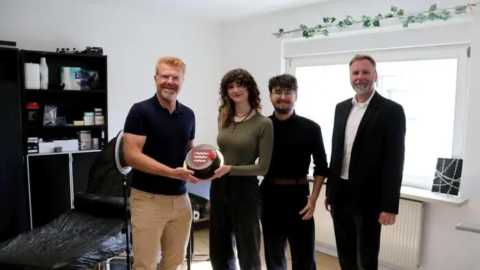 Bürgermeister Harald Bergmann, Verena Leitold mit ihrem Partner Luka Müller und Vizebürgermeister Rene Jäger (von links). Nicht am Bild: Sabrina Bann