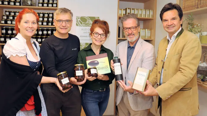 Ein kleiner, feiner Laden mit griechischen Spezialitäten wurde in Neudorf bei Mooskirchen nach kurzer Umbauzeit am Wochenende offiziell seiner Bestimmung übergeben. Bernhard Formann verkauft ab sofort im Hofladen seiner Schwester Lore frisch gepresste Olivenöle und Oliven aus eigenen Olivenhainen der Region Kalamata in Griechenland.