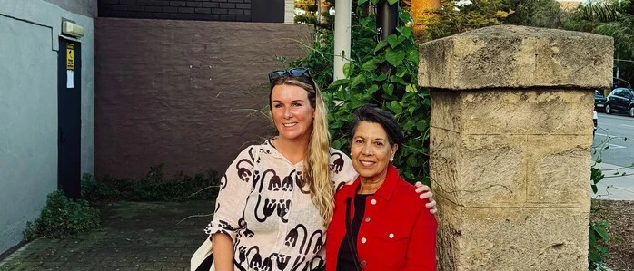 Das Bild zeigt zwei Frauen, die vermisste Surferin Ingrid LeFebour und die Filmemacherin Rebecca Coley | Ingrid LeFebour (rechts) mit der Filmemacherin Rebecca Coley