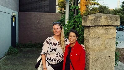 Das Bild zeigt zwei Frauen, die vermisste Surferin Ingrid LeFebour und die Filmemacherin Rebecca Coley | Ingrid LeFebour (rechts) mit der Filmemacherin Rebecca Coley