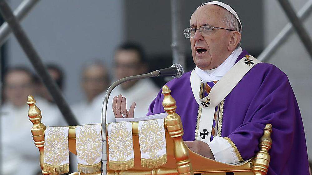 Papst Franziskus ist am Samstag nach Neapel gereist