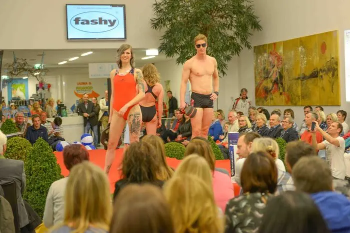 Zahlreiche Besucher folgten der Einladung zu diesem modereichen Abend.