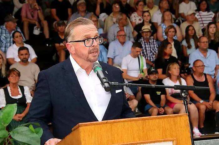 Bürgermeister Helmut Linhart freute sich in seiner Ansprache, dass die Rekruten ein Versprechen auf unsere Republik abgeben und damit Verantwortung übernehmen. „Seid stolz darauf, Österreich zu dienen“ so Linhart