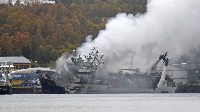 Am Donnerstag kenterte der Trawler und liegt nun stabil im Hafen, wie es hieß.