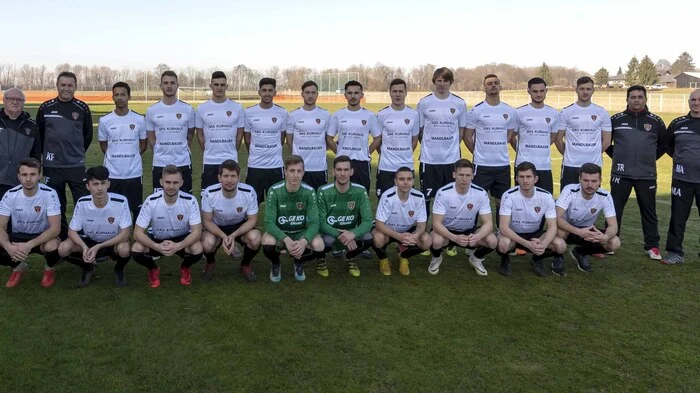 1. Klasse Süd: Bairisch Kölldorf/Bad Gleichenberg II Die Spielgemeinschaft zwischen Bairisch Kölldorf und der zweiten Mannschaft von Bad Gleichenberg sicherte sich den Meistertitel in der 1. Klasse Süd. Bereits in der vorletzten Runde fixierte die Mannschaft von Trainer Ivan Cener den Titel.