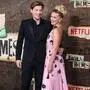 Millie Bobby Brown und Ehemann Jake Bongiovi auf dem roten Teppich | Millie Bobby Brown und Ehemann Jake Bongiovi 