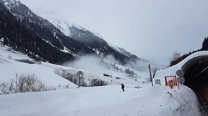 Ischgl, Kappl und Galtür sind noch nicht erreichbar - im Bild ein Lawinenabgang im Paznauntal