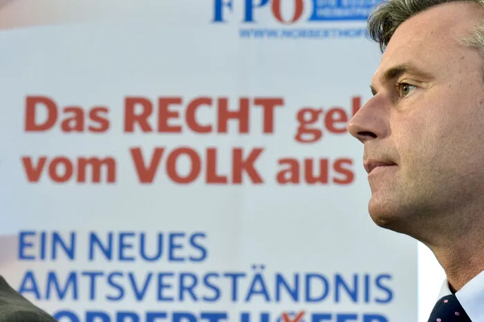 Van der Bellens härtester Konkurrent damals war der FPÖ-Kandidat Norbert Hofer, der mit seinem angriffigen Wahlkampf ("Sie werden sich noch wundern, was alles möglich ist") vielen vor Augen führte, wie viel Macht ein Bundespräsident tatsächlich hat. In der wiederholten Stichwahl unterlag er mit 46,2 Prozent.