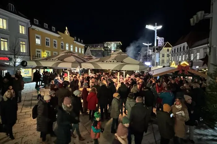 Bis 24. Dezember wird täglich ein vielfältiges Programm angeboten. Alles unter dem Motto: Tradition und Unterhaltung, wie Bürgermeister Kurt Wallner und Citymanager Edgar Schnedl bemerkten.

