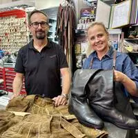 Phillip und Sonja Der vom „Schuh- und Schlüsseldienst Der“ haben noch Kapazitäten um kurzfristig Reparaturen durchführen zu können