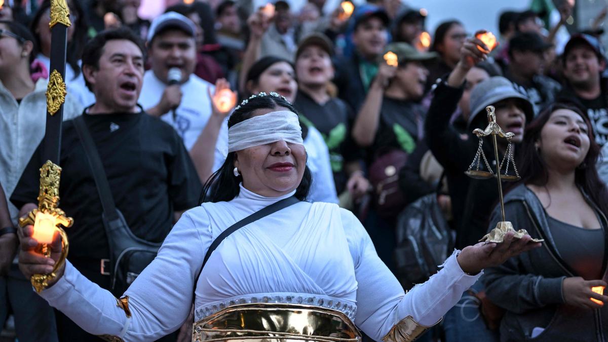 Eine als Justizia verkleidete Demonstrantin in Mexiko-Stadt