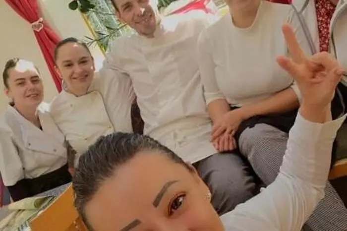 Das Lisi Café Restaurant in Eberndorf, so wie wir es heute kennen, gibt es seit 2019. Zuvor gab es nur eine Konditorei, die um eine Karte mit Speisen erweitert wurde. „Wir kochen frisch und machen den Pizzateig, die Nudel und die Torten selbst“, sagt Florentina Tolan, die das Restaurant mit ihrem Mann Gregor Tolan leitet. Neben den Mehlspeisen sind vor allem die Fischgerichte sehr beliebt.
