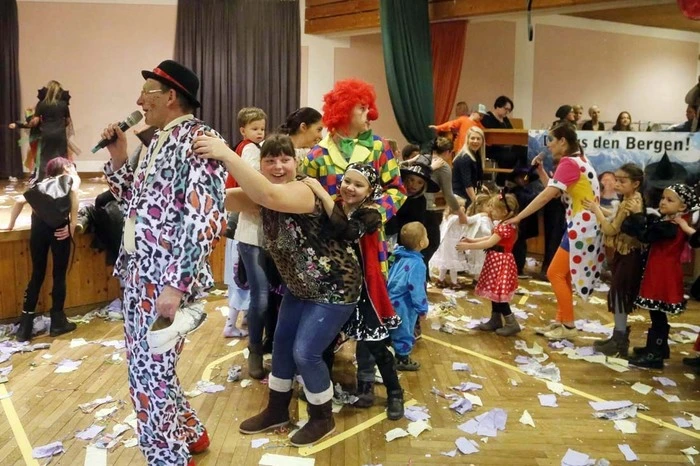 ...und mit dem „Clown Knoxi“ zu tanzen und viele lustige Spiele zu spielen.