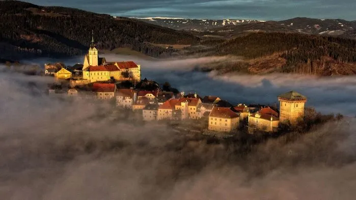 Die Altstadt von Althofen ragte knapp aus der Nebeldecke und wurde noch kurz von den letzten Sonnenstrahlen beleuchtet, als unser Leser auf den Auslöser drückte. 