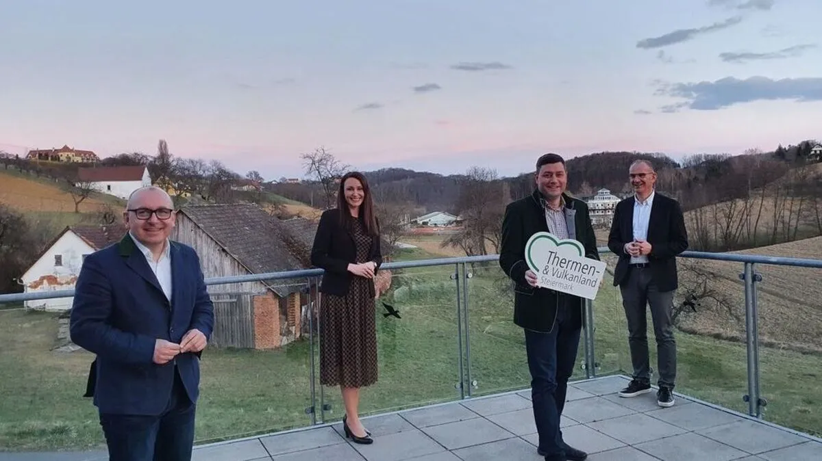 Projektkoordinator Mario Christian Gruber (2.v.r.) mit den Unternehmensberatern Alexander Bäck und Claudia Aichhorn-Edler (Pantarhei Advisors) und Arnold Oberacher (conos) beim Tourismusforum