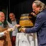 Roman Schmidt assistiert dem Bürgermeister beim Anschlagen des neues "Feldbacher Stadtbiers"