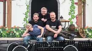 Sabine, Michael und Christian Sattler (vorne) mit Lukas Joham