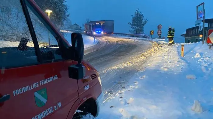 In Heiligenkreuz war ein Lkw auf der B73 hängengeblieben und musste von den Feuerwehrleuten der FF Heiligenkreuz geborgen werden