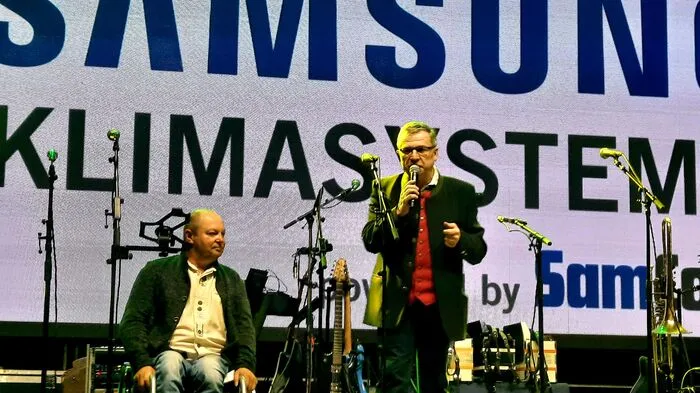 Der Obmann der Behindertenselbsthilfegruppe Robert Narnhofer (links) und Musikmanager Robert Kuntner eröffnen die Benefiz-Starparade.
