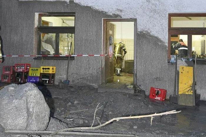 Keller wurden geflutet, Hausfassaden wurden beschädigt. 