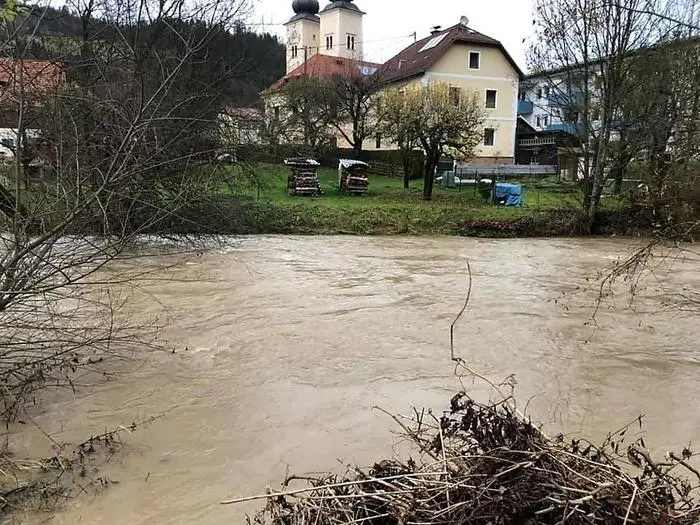 Die Gurk führt Hochwasser. Die Kameraden der FF Gurk und der FF Straßburg errichteten Barrieren mit Sandsäcken, um die umliegenden Gebäude zu schützen