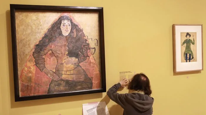 Bis 13. Jänner zeigt das Pariser Museum Werke von Schiele. Hier letzte Handgriffe an "Bildnis Trude Engel"