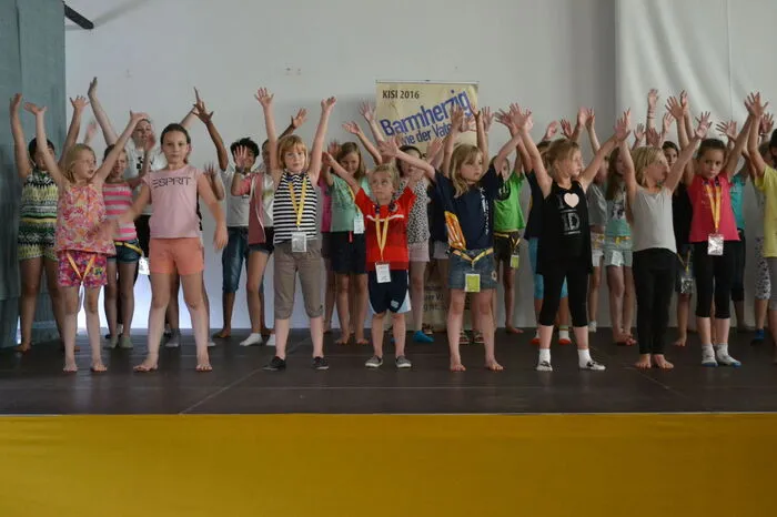 Seit Dienstag studieren die genau 51 Mädchen und sechs Burschen mit dem Team des Vereins Kisi Kids unter Leiterin Claudia Gries das Stück „Der barmherzige Vater“ ein.