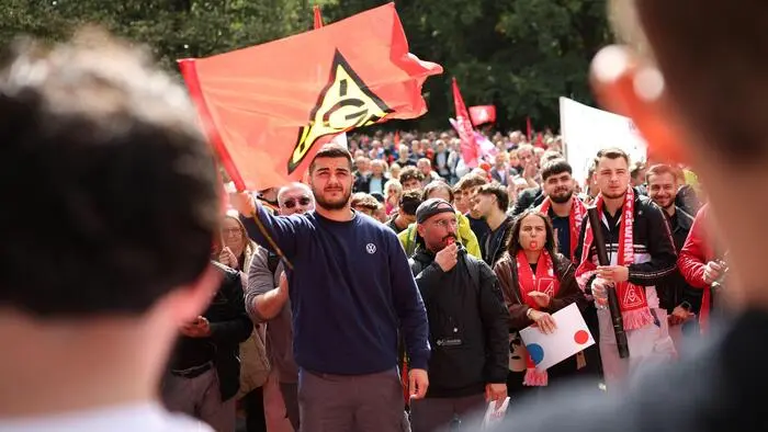 Zehntausende Beschäftigte protestieren in Deutschland