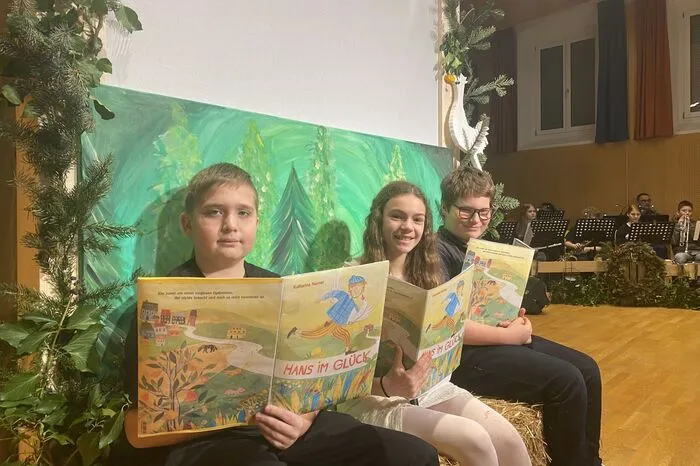 Florian Röck, Ella Deutsch und Leo Winisch (v.l.n.r) führen am Samstag als Erzähler durch die Vorstellung