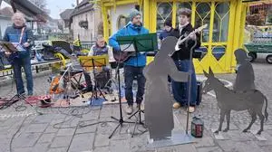 Die Lehrer Martin Meissnitzer, Robert Pretterhofer und Thomas Klamminger spielten mit den Schülern Thomas Frieß und Thomas Sommerauer (v.l.) bei der Straßen-Performance „Huam zua“ der HTL Weiz 