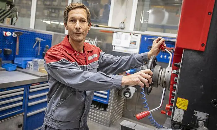 Mario Gutzinger kümmter sich bei Hirsch Servo um die Lehrlinge