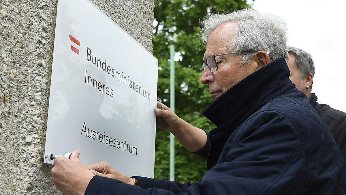 Maier montiert die Tafel ab