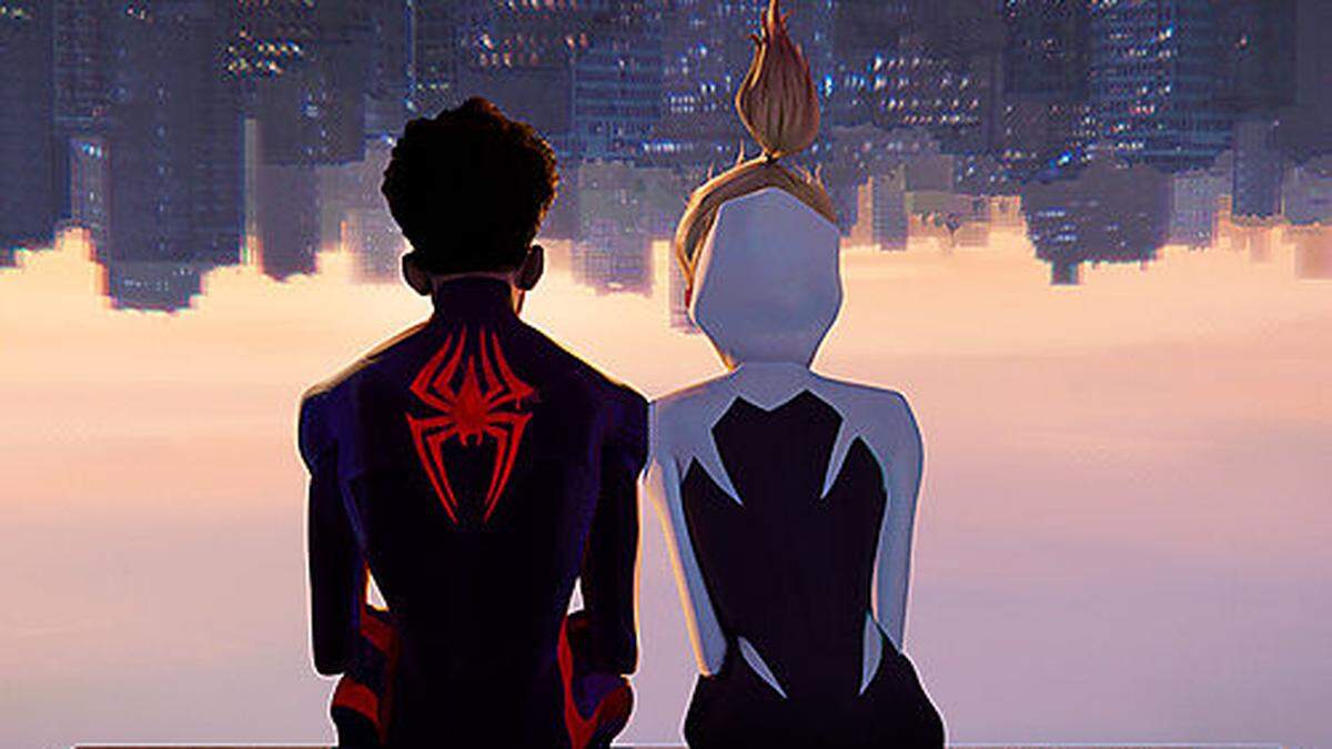 Auch Spider-Frauen kommen zwischen den Wolkenkratzern New Yorks in „Spider-Man: Across the Spider-Verse“ zum Einsatz 