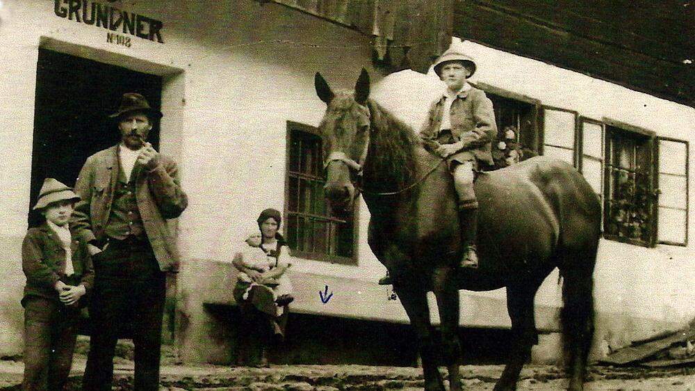 „Großvaters Pferdestärken 1922“ schreibt Pirker dazu. Dort, wo der Pfeil zu sehen ist, befindet sich die Gås’nbånk	