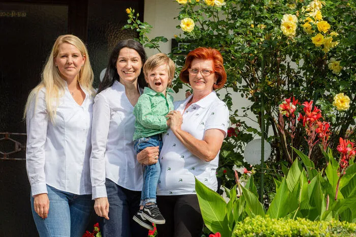 Landessieg in der Kategorie "Gewerbebetriebe und Pensionen". Mit viel Einsatz zum Erfolg: Carina Kühnhauser, Chefin Brigitte Kaplenig, Lenny, Senior-Chefin Heidi vom „Haus Maria“ in Bad Kleinkirchheim