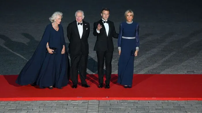 Am ersten Abend ihrer Frankreich-Visite wurden König Charles und Camilla von Frankreichs Präsident Macron und seiner Frau Brigitte vor dem früheren Königsschloss in Versailles empfangen. 