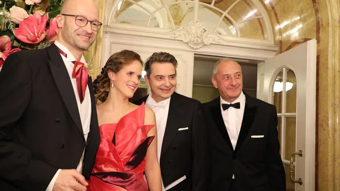 Organisator Bernd Pürcher, Intendantin Nora Schmid mit Conférencier Christoph Wagner-Trenkwitz und Theaterservice-Geschäftsführer Wolfgang Hülbig begrüßten die Gäste der 21. Grazer Opernredoute