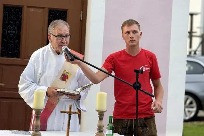 Im Beisein von Bürgermeister Franz Zehner, dem Landjugend-Führungsduo Maximilian Hammerlindl und Maria Dichtinger segnete Diakon Gottfried Kriendlhofer mit feierlichen Worten das entzündete Brauchtumsfeuer.