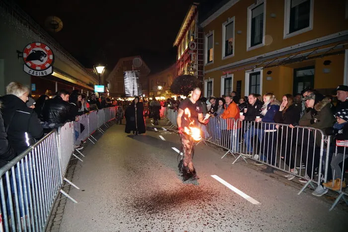 Teufelsfeuer, Kettenrasseln und Höllenlärm machten den Lauf zu einem Erlebnis.