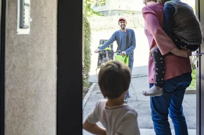 Die Berater besuchen die Familien in ihrem Zuhause
