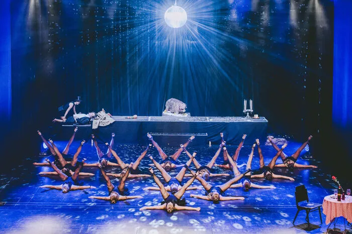 Gefeiert wurden von rund 500 Zuschauern die Schauspieler János Mischuretz und Bianca Hanzel sowie das 18-köpfige Tanzteam. Für die Choreografie zeichnete Gudrun Posedu verantwortlich.
