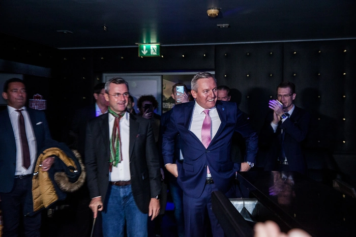 Am Abend kam Parteichef Hofer zum FP-Fest in die Thalia. Hofer meinte, dass die Menschen zur FPÖ stünden. "Wir sind nicht klein zu kriegen. (...) Wir bauen auf diesen 17 Prozent auf."