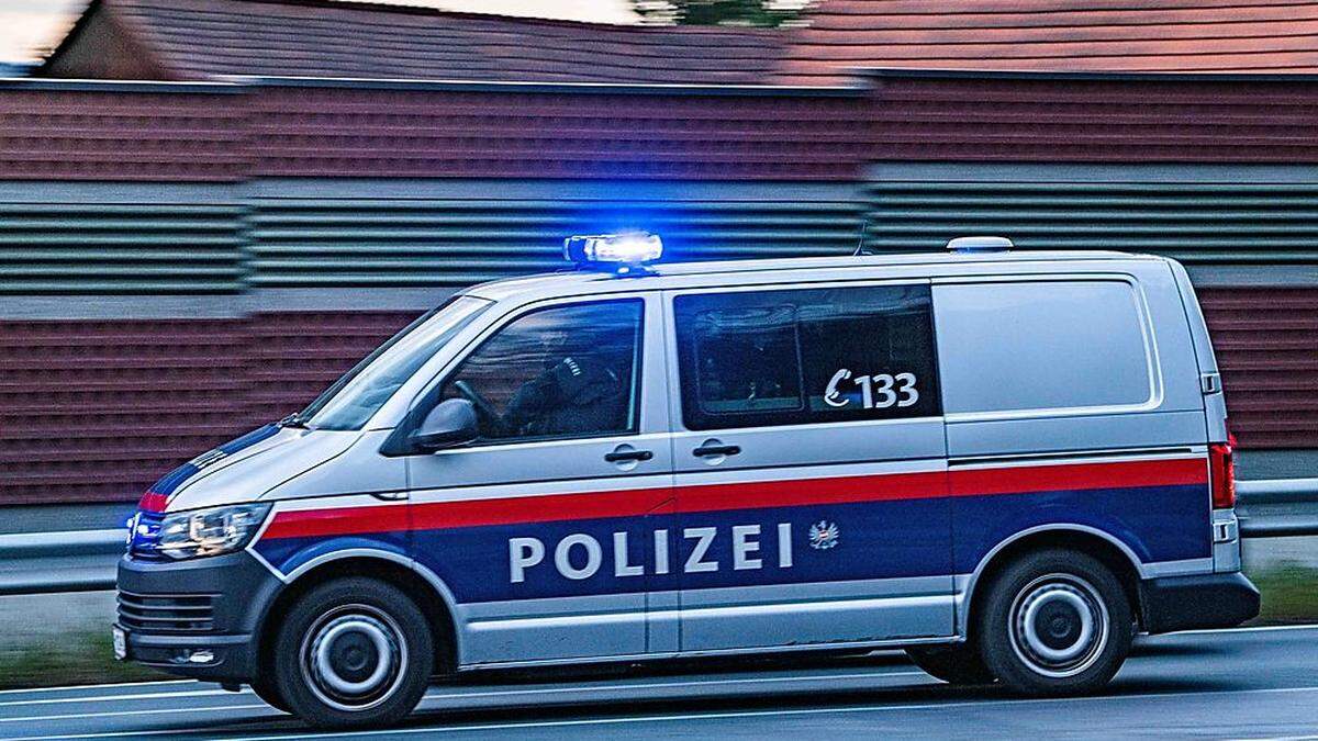 Die Polizei hatte alle Hände voll zu tun, um die drei Frauen zu trennen