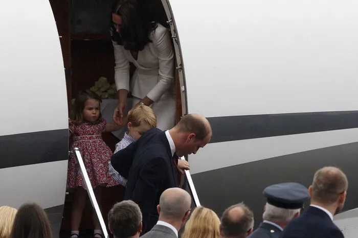 Aber mit einigen Überredungskünsten steigen die britischen Royals mit ihren beiden Kindern aus dem Flugzeug.
