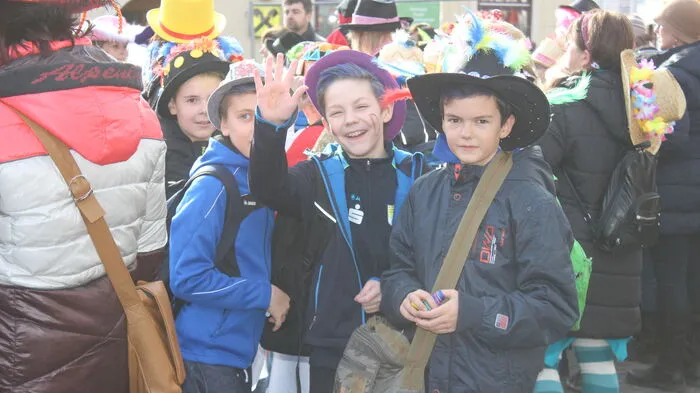 Zahlreiche Vereine aus dem Pöllauer Tal taten sich am Faschingdienstag zusammen und organisierten am Hauptplatz eine bunte Faschingsparty.